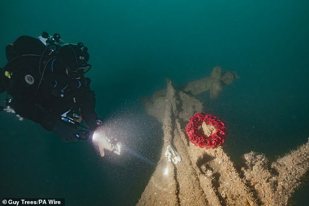 Спустя более 100 лет после затопления водолазы наконец обнаружили обломки корабля HMS Tiger и возложили венок в память о погибших в катастрофе.