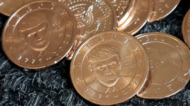 Портрет президента США Дональда Трампа на монетах достоинством 1 доллар в честь 250-летия независимости страны в день выпуска монеты в продажу