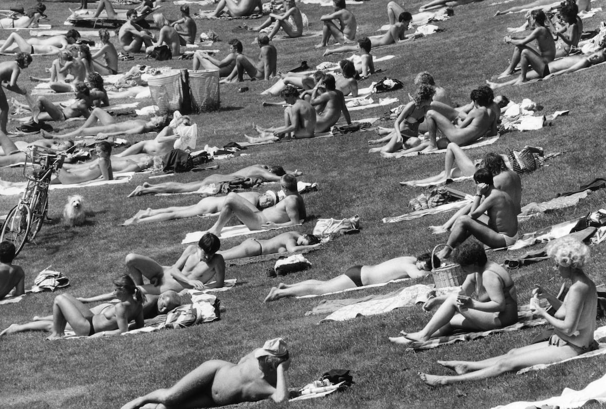Нудисты на лужайке открытого бассейна Халензее, 1985 год. ullstein bild (ullstein bild via Getty Images)