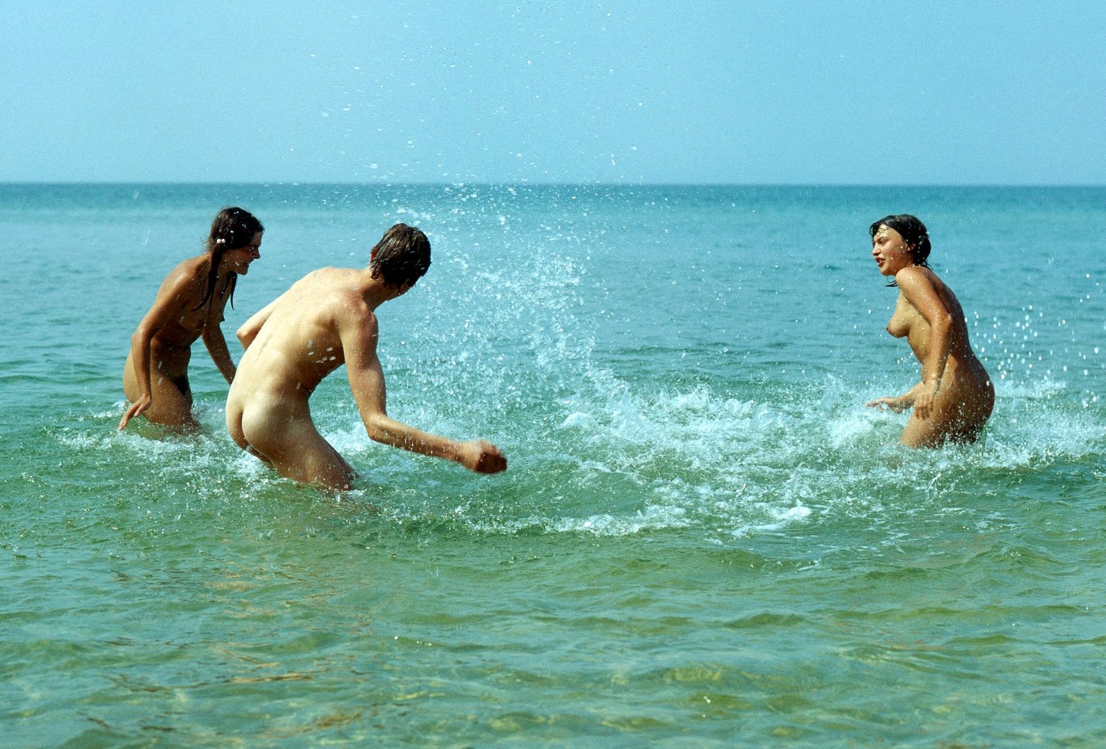 Люди загорают на нудистском пляже в Прерове, Германия, 1977 год. ullstein bild (ullstein bild via Getty Images)