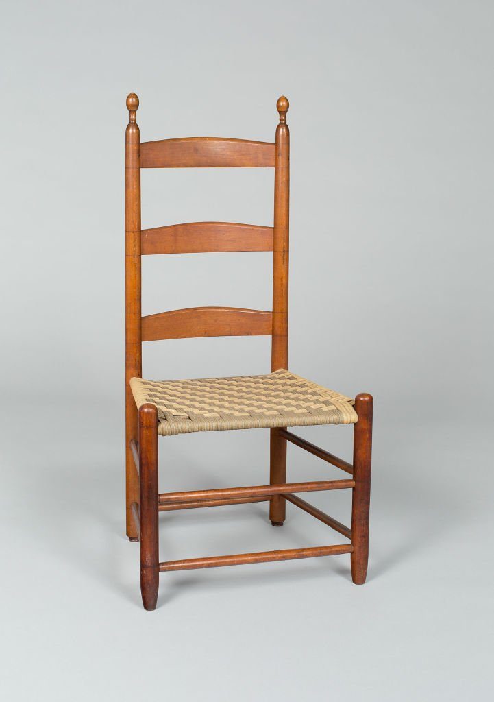 Простой деревянный стул с плетёным сиденьем.