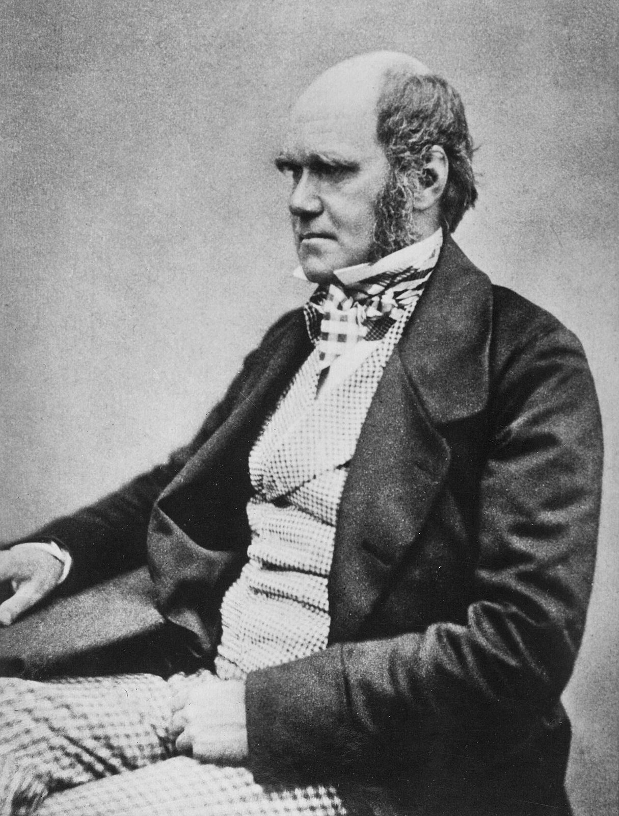 Чарльз Дарвин в среднем возрасте позирует для фотографии, около 1854 года.