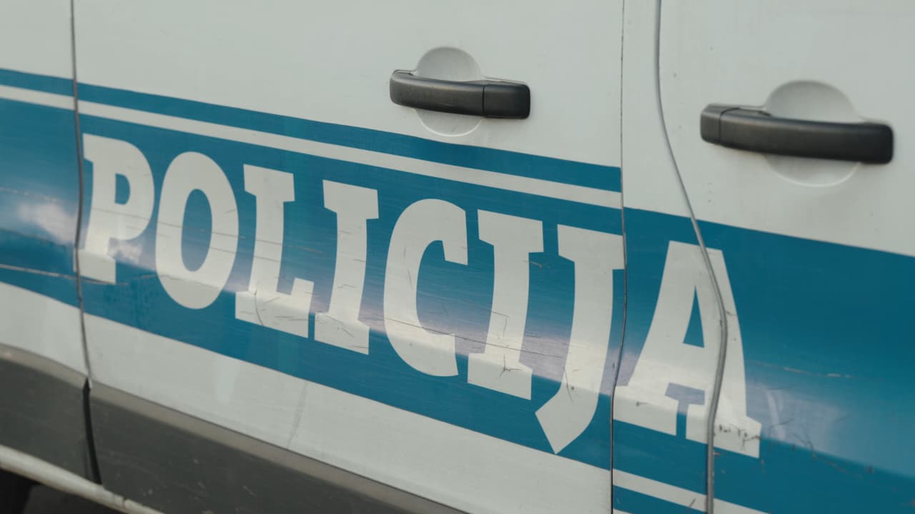 Полька упала со скалы в Будве и получила травмы головы