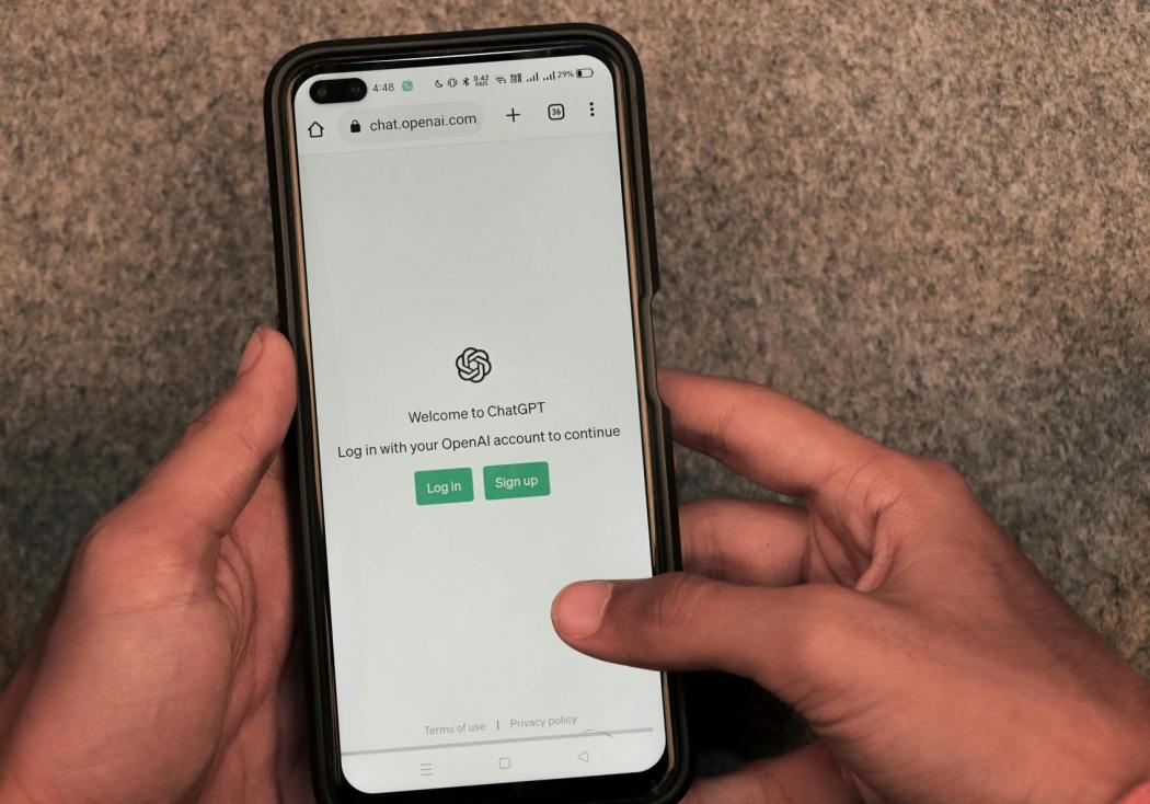Приложение ChatGPT на мобильном телефоне.