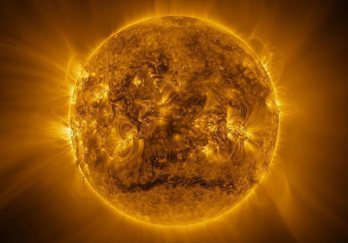 В марте 2025 года зонд Solar Orbiter Европейского космического агентства сделал 200 отдельных ультрафиолетовых снимков солнечной короны. Вместе эти изображения создают самый широкий на сегодняшний день вид Солнца в высоком разрешении, детально показывающий вихри плазмы.