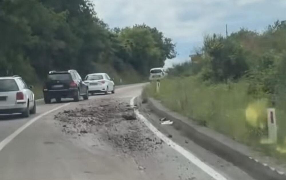 Установлен водитель грузовика, с которого высыпались груды земли и камней: дорога к Режевичам была завалена