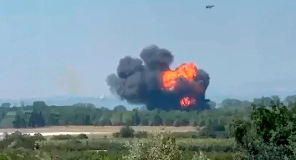 F-16, автомобиль и несколько метров