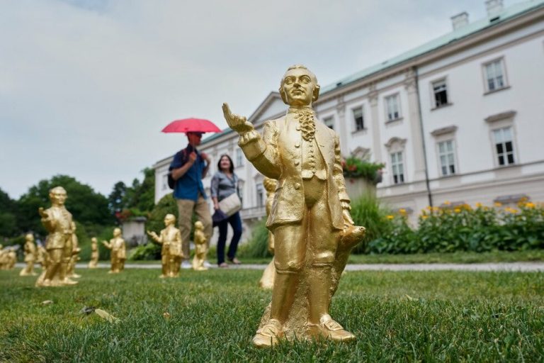 В Зальцбурге за четыре недели исчезли 210 маленьких Моцартов
